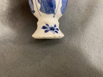 Cinq vases en porcelaine de Chine, la plupart en bleu et blanc, Kangxi